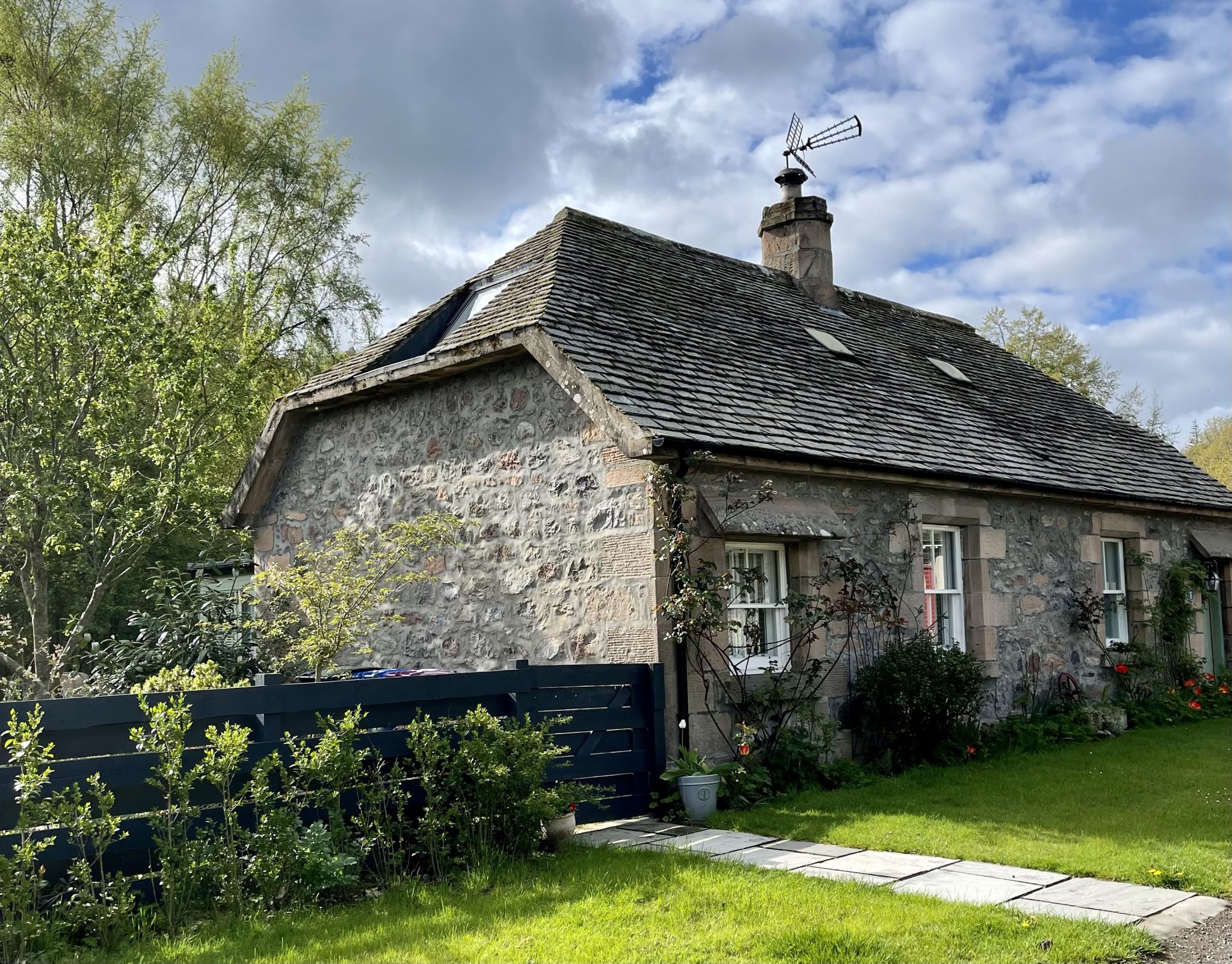 Bramble Cottage, 41 Conicavel, Forres, Moray, IV36 2TU R & R Urquhart